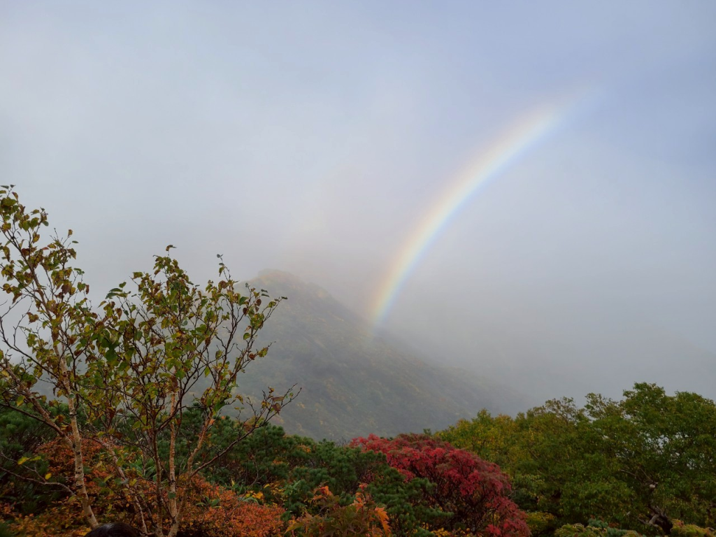 振り返ると大朝日岳にかかる虹