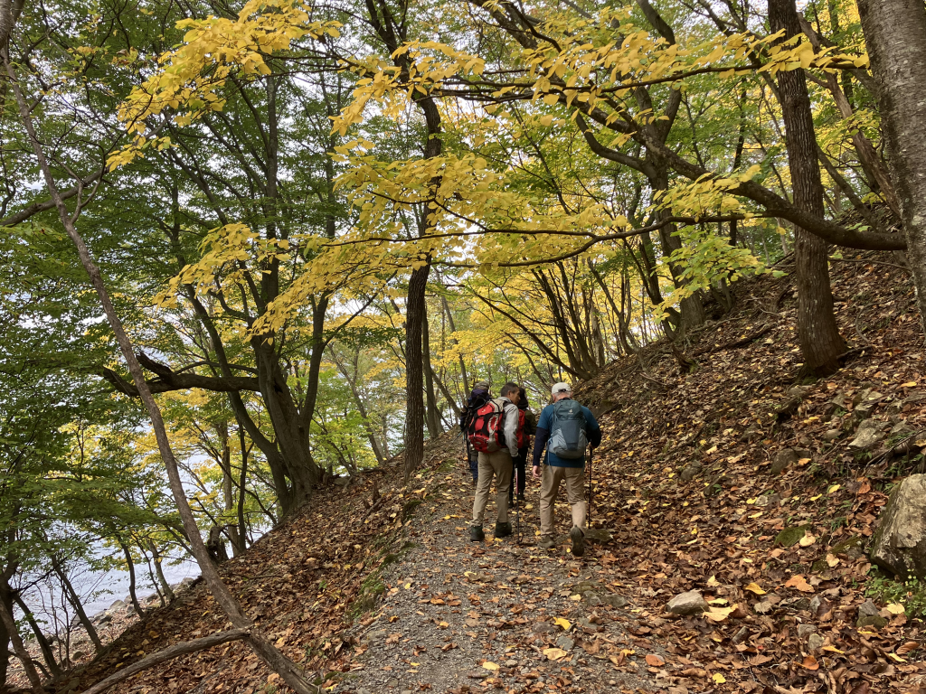 紅葉の湖畔を行く