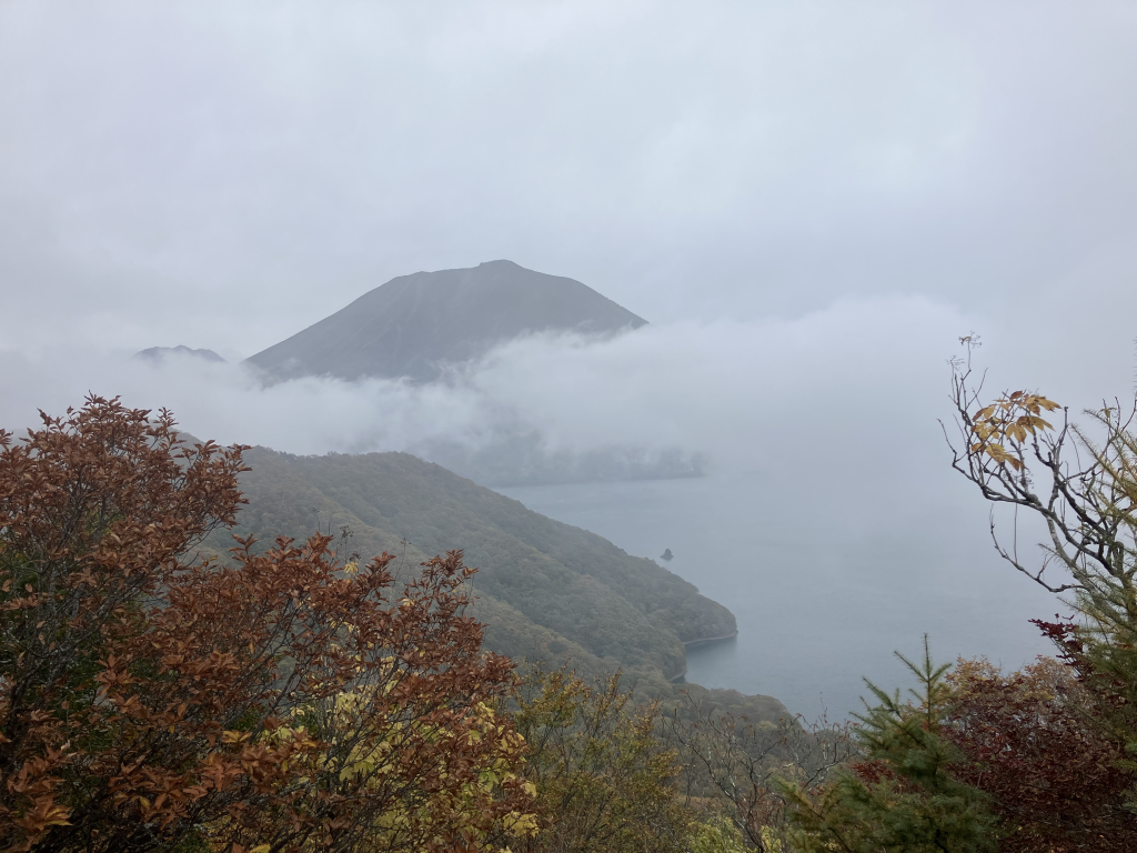 霧の中禅寺湖越しの男体山