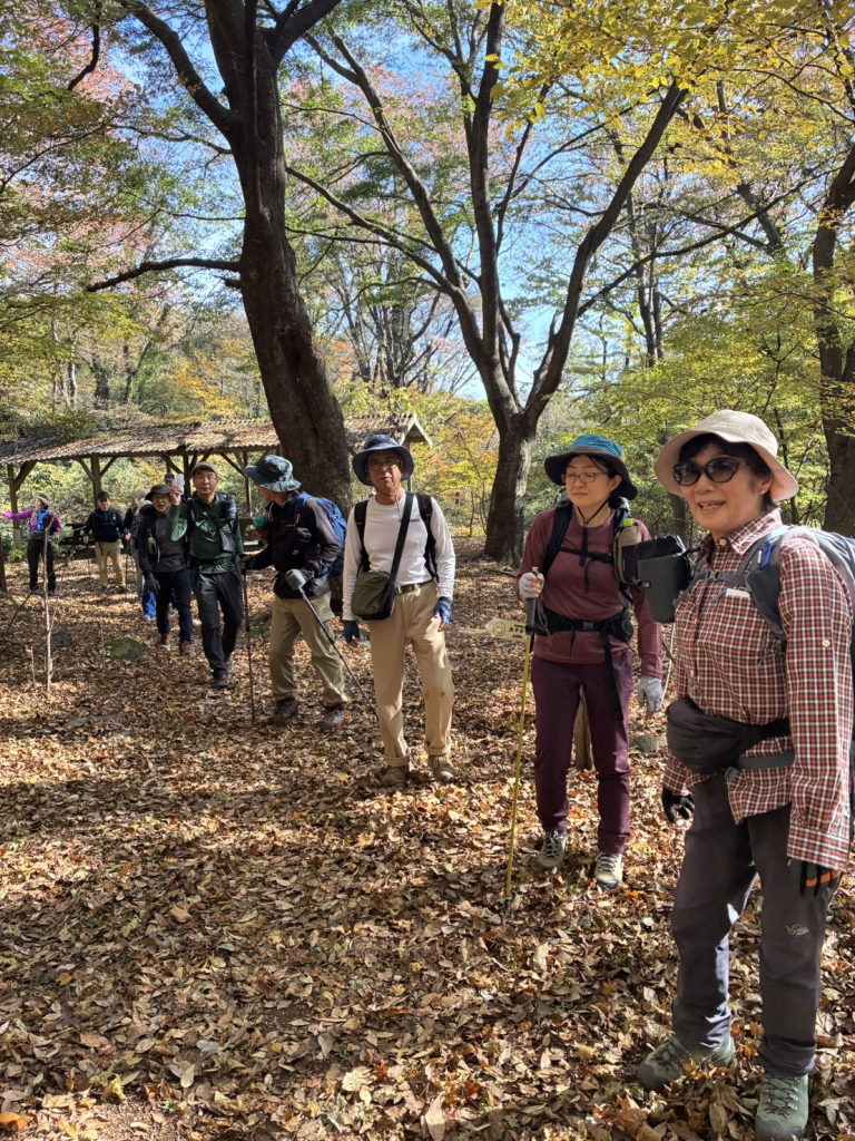 A班のメンバー落ち葉を踏み締めて！
