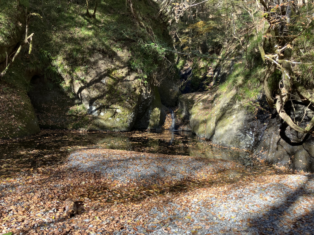 亀ケ淵を渡り明山へ