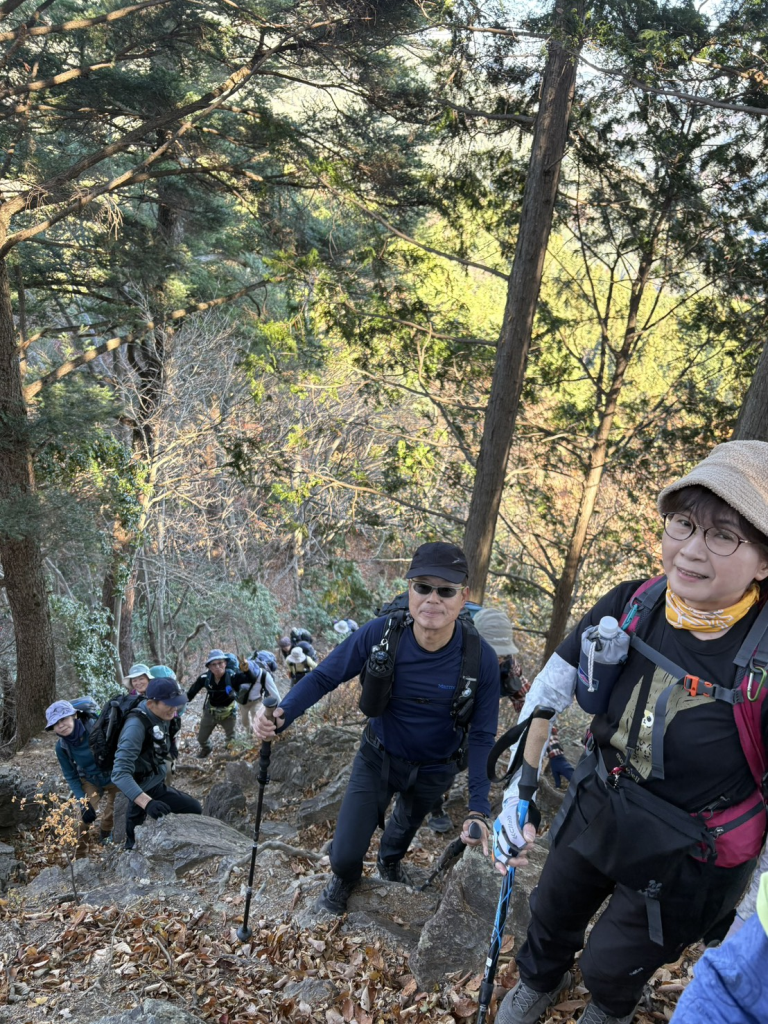 急登を頑張るA班メンバー