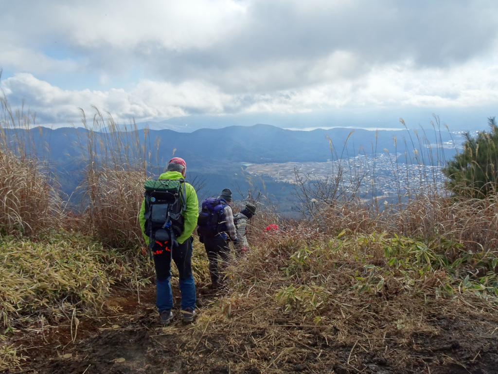 山中湖を眼下に下山途中
