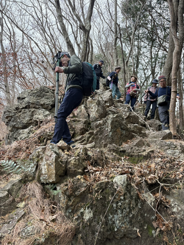 岩場下り、慎重に！