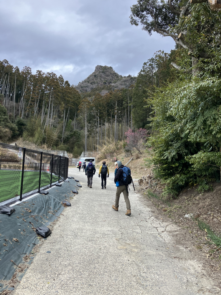 さあ出発、正面には房総半島のマッターホルンが