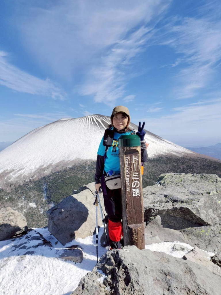 浅間山をバックにサインはV(トーミの頭