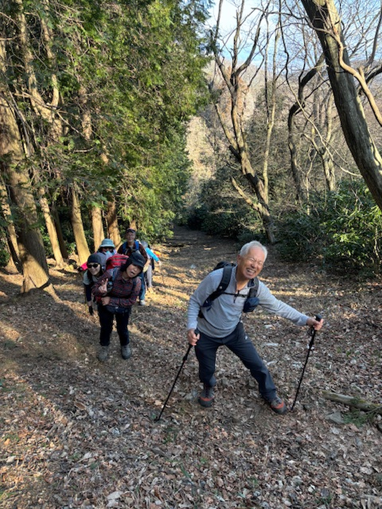 吾国山に至る「地味にきつい坂」を登る