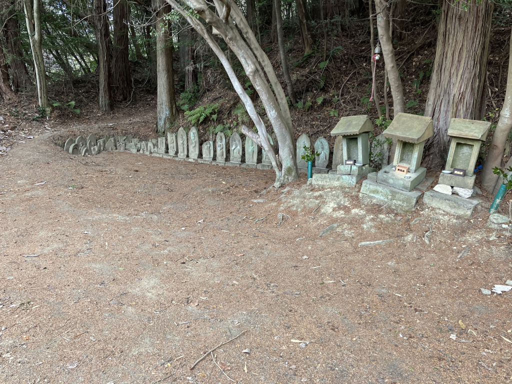 山間部を結ぶ流通路の名残である金山百観音を通って