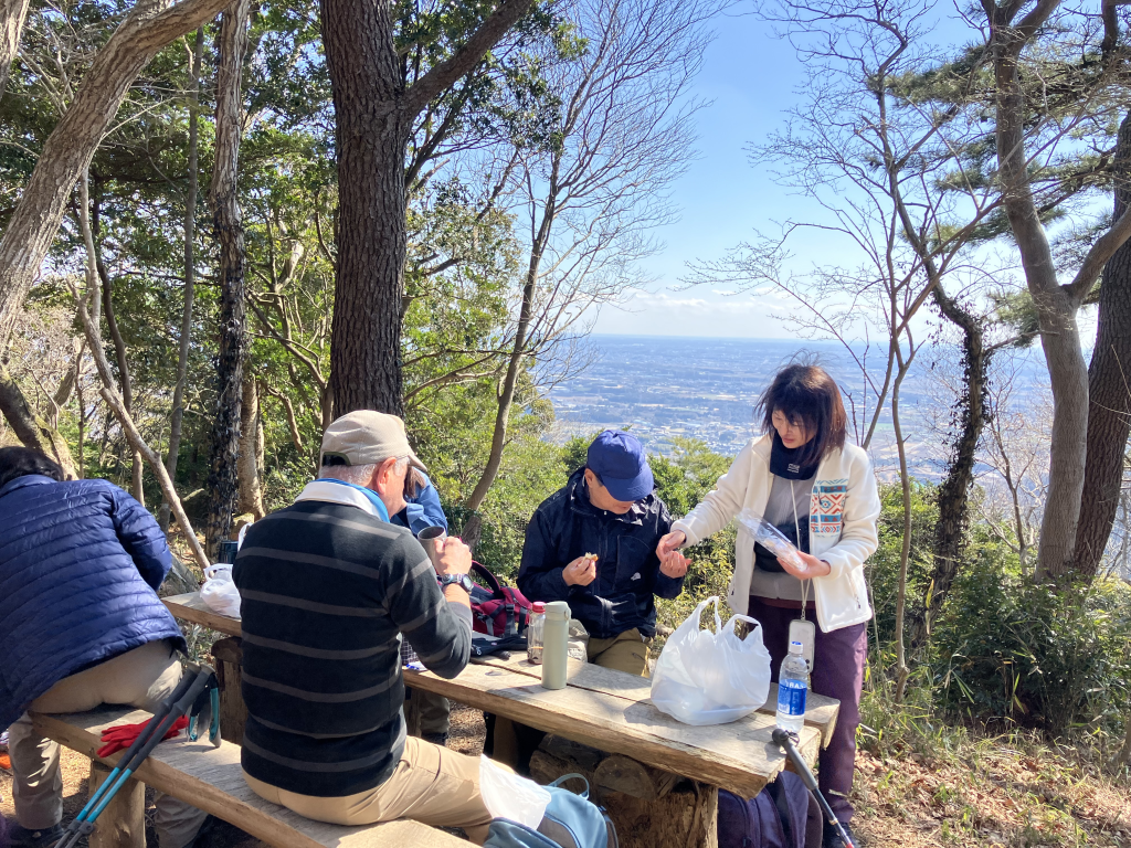 鬼越山山頂にてしばし休憩
